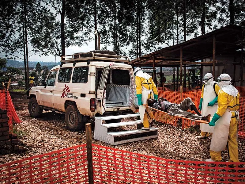 Lucrătorii din sănătate din Congo mută un pacient la spital în timpul unui focar de Ebola din 2018.