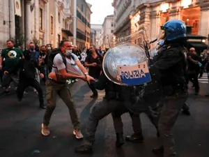 Proteste violente la Roma, împotriva impunerii certificatului verde COVID la locurile de muncă. / Foto: agerpres.ro