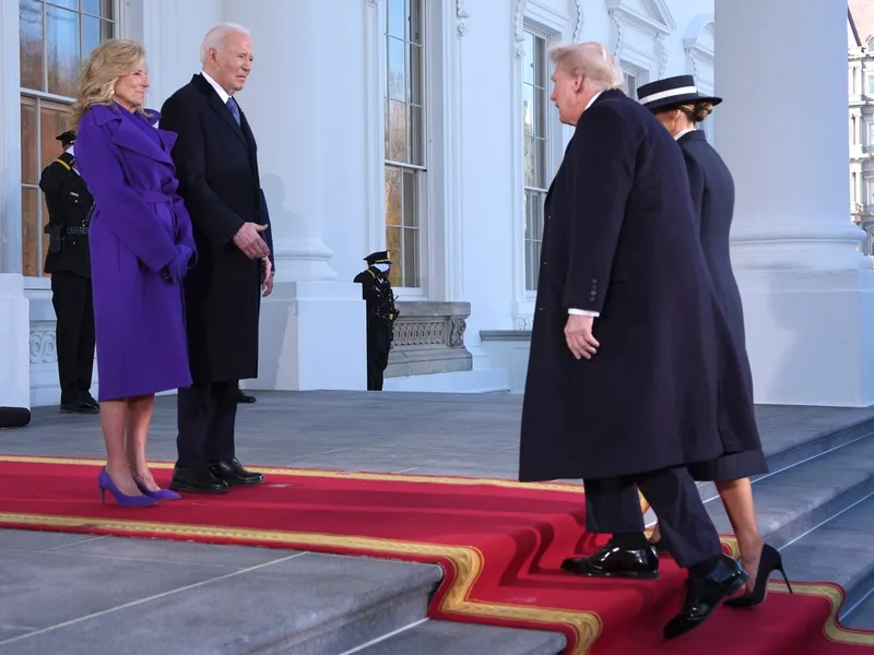 Președintele Joe Biden și prima doamnă Jill Biden îi întâmpină pe președintele ales Donald Trump și Melania Trump la Casa Albă - Foto: Profimedia Images