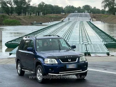 Podul flotant de trecere a frontierei de la Bumbăta - Leova - Foto: Poliţia Română de Frontieră