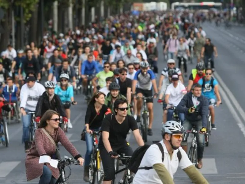 Protest al bicicliştilor în Capitală, sub sloganul „Vrem oraşe pentru oameni”. / Foto: eclujeanul.ro