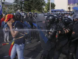 Jandarmii intervenind împotriva manifestanților pașnici, la 10 august 2018 Foto: Inquam