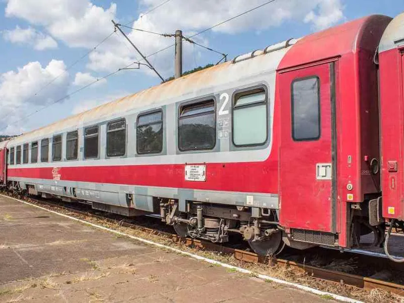 Un tren a plecat fără călători din Gara de Nord . Pasagerii așteptau la alt peron