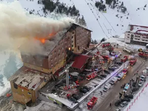 Incendiu violent într-o stațiune de schi din Turcia. 10 oameni au murit și 31 sunt răniți - Foto: captură CNN