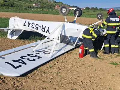 Un avion de mici dimensiuni a aterizat forțat în Alba. Pilotul a scăpat printr-o minune Foto: ISU Alba