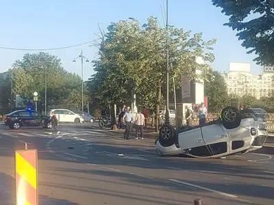 Accident spectaculos, în Piața Unirii din București. Mașina mică răstoarnă Duster-ul „mare” - Foto: Facebook/Dacia Duster Trails & Technical