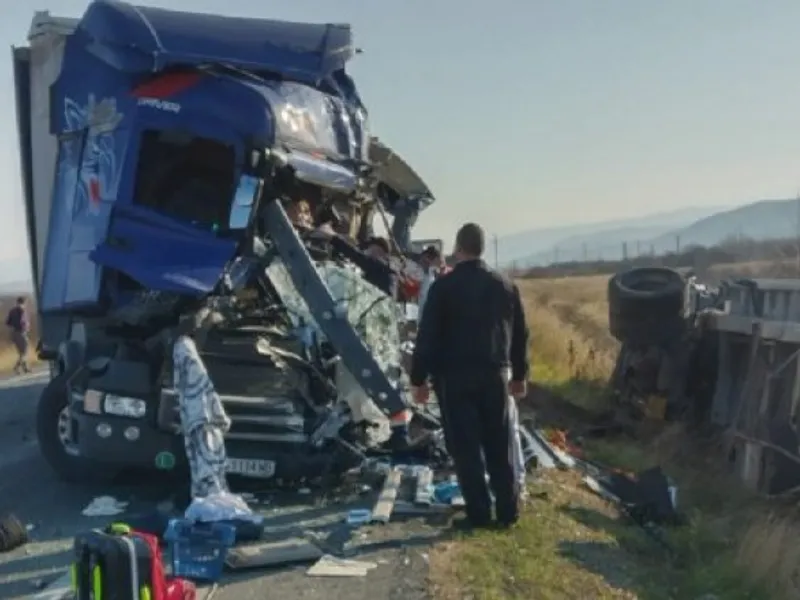 Patru TIR-uri, implicate într-un grav accident în Caransebeș /foto: drdp timisoara