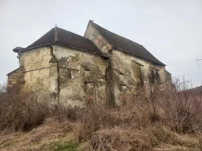 O biserică fortificată din Transilvania, ce datează încă din anul 1504, stă să cadă - Foto: agerpres.ro