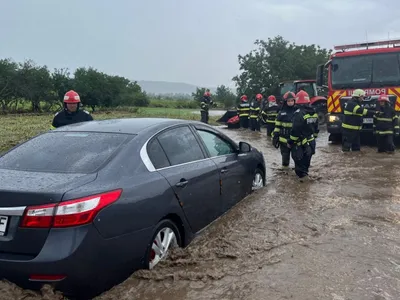 Viitură pe DN 22D, în Tulcea. Mai multe mașini luate de ape, zece persoane au fost salvate - Foto: ziuaconstanta.ro