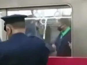 Suspectul în vârstă de 24 de ani era costumat ca personajul „Joker”. FOTO: Captură video