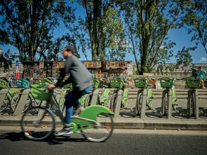 OBIECTIVE OLIMPICE Parisul dorește ca Jocurile din 2024 să fie cele mai ecologice de până acum. Bicicliști lângă Sena