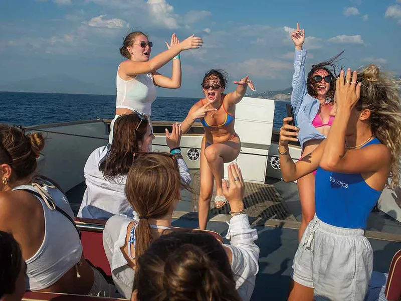 Un grup de studenți americani pe vapor, după ce au vizitat Capri - Foto: Mugur Vărzariu