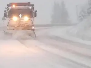 Atenție, șoferi! Se circulă în condiții de iarnă în mai multe județe. Vezi drumurile afectate - Foto: captură video