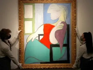 Tabloul „Femeie aşezată lângă ferea” al lui Picasso, vândut cu 103 milioane de dolari la o licitaţie. / Foto: bbc.com