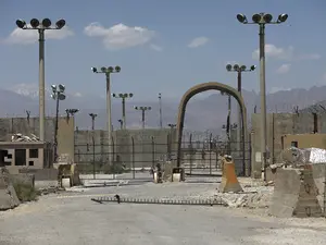 Americanii au lăsat în baza Bagram 5.000 de prizonieri talibani/Foto: bbc