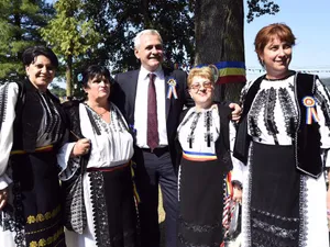 Liviu Dragnea și folcloristele/FOTO: Facebook.com