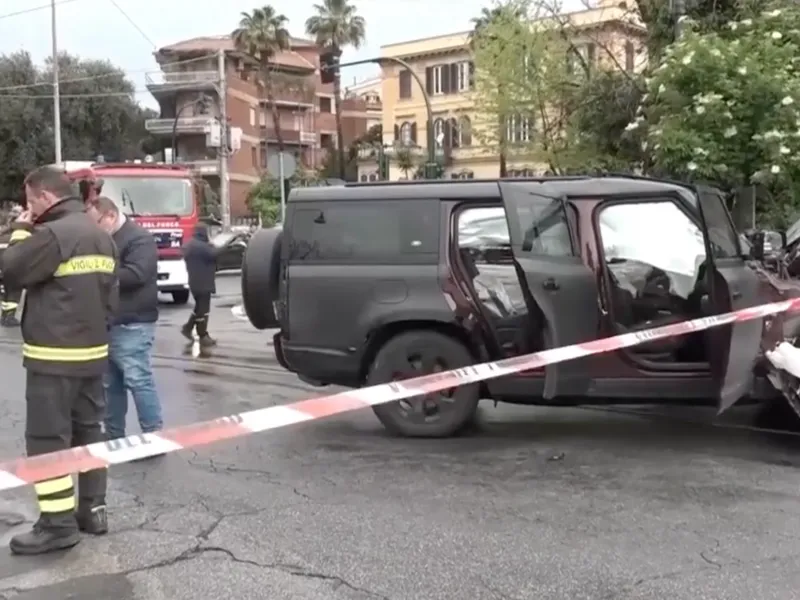 SUV-ul căpitanului lui Lazio Roma, Ciro Immobile, a ajuns daună totală după ce fotbalistul a intrat frontal într-un tramvai în centrul Romei. - Foto: auto-moto.com