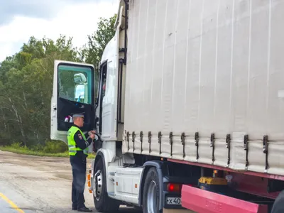 Un șofer de TIR român a fost prins în Italia cu remorca burdușită de cosmetice de lux furate Foto: Shutterstock (fotografie cu caracter ilustrativ)