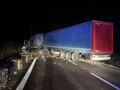 Tragedie evitată la secundă pe DN 7, după ce mai multe stânci au căzut pe carosabil. Ce a urmat? - Foto: DRDP