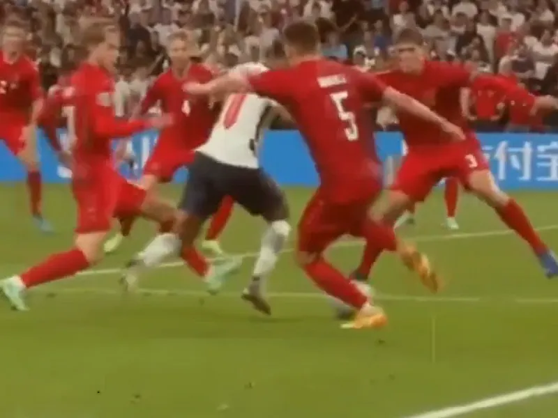 Raheem Sterling a scos un penalty care a calificat Anglia în finala Euro2020 Foto: captură youtube