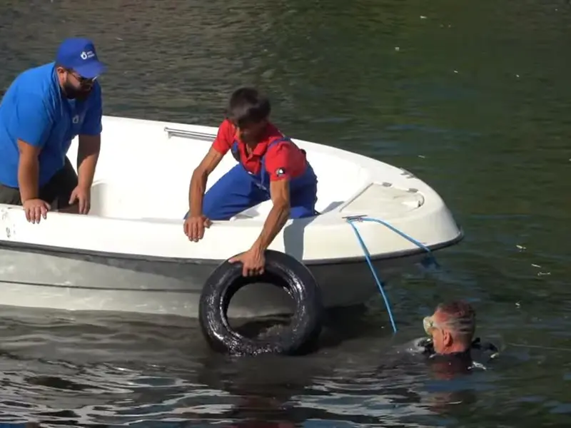 Românii, civilizați? Scafandrii au găsit în Crișul Repede anvelope, tigăi, sticle de șampanie - Foto: captură video