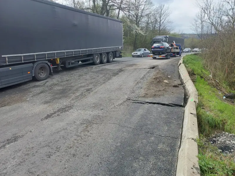 DN6 s-a surpat, TIR-urile merg pe burtă. - Foto: Facebook/Compania Nationala de Administrare a Infrastructurii Rutiere