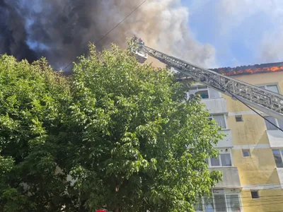 Acoperișul unui bloc ce patru etaje a luat foc în Piatra Neamț. Pompierii caută oamenii blocați  - Foto: ISU Neamt