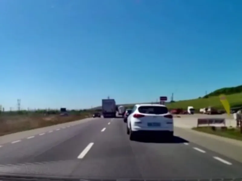 Un camion depășește în viteză o coloană de mașini. I-a aruncat în șanț pe cei din sens opus. / Foto: captură video