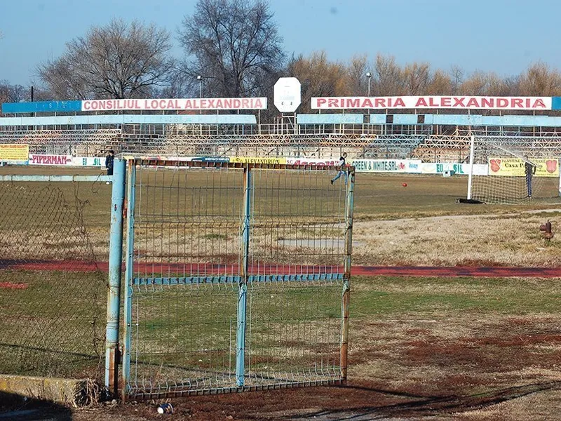 Stadionul din Alexandria, unde joacă o echipă de Liga a III-a ar fi putut fi renovat cu mai puțini bani