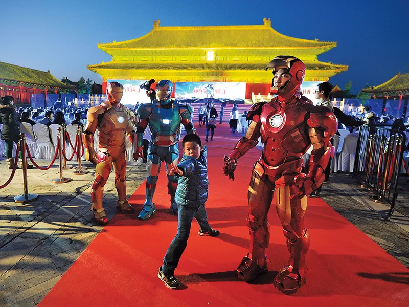 Un tânăr fan încearcă repulsorii la un eveniment promoțional de la Beijing pentru „Iron Man 3“