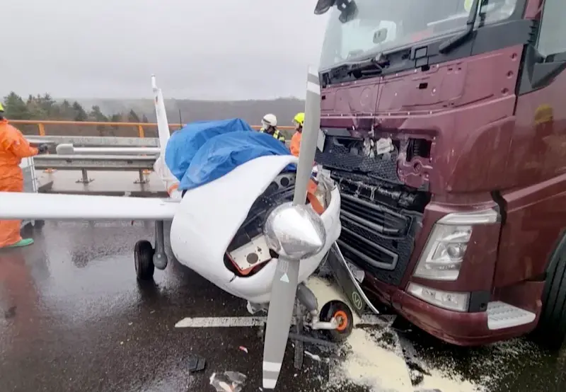 Un român s-a izbit cu TIR-ul de un avion, pe o autostradă din Germania/FOTO: bild.de