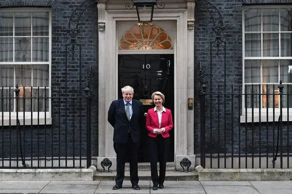 Boris Johnson alături de președintele Comisiei Europene, Ursula Von der Leyen/Foto: New York Times