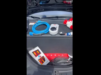 Kit-ul de „supraviețuire” al posesorului de mașină electrică Tesla. / Foto: captură video