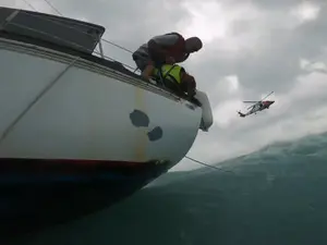 VIDEO Un bărbat și câinele său, salvați spectaculos din ocean. Barca le-a fost răsturnată de uragan - Foto: captură video