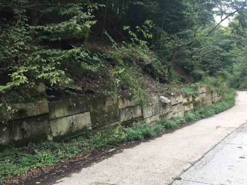 Casete de beton care protejează drumurile de alunecări de teren - Foto: Zu.ro