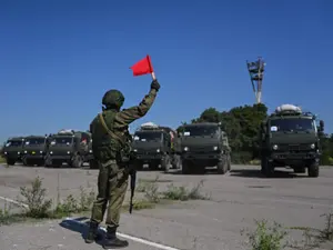 Echipamente militare rusești pe terenul aeroportului din Mariupol/foto: Profimedia Images