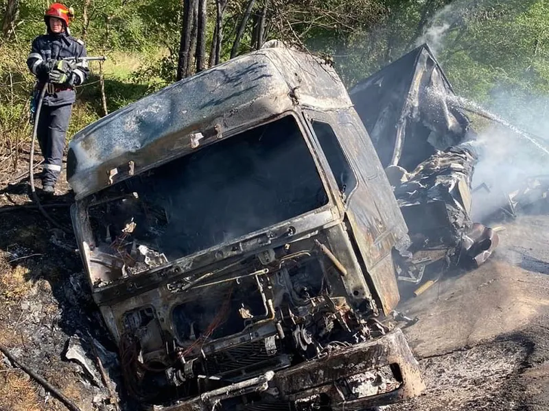 Un autotren s-a răsturnat şi a luat foc pe DN 66. Șoferul, găsit mort în cabină. / Foto: sebesinfo.ro