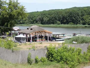 Tiki, piscina cu manele a amicului lui Mihai Chirica, a început evacuarea de la „Veneția” - Foto: Ziarul de Iaşi