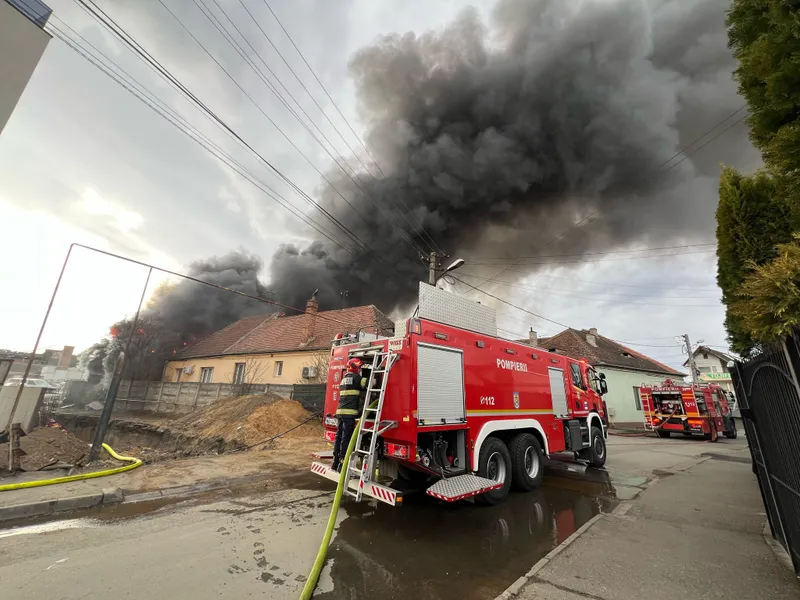 Incendiu de proporții la Sibiu. 50 de oameni, evacuați din case. Intervin pompieri din 5 județe - Foto: ISU Sibiu