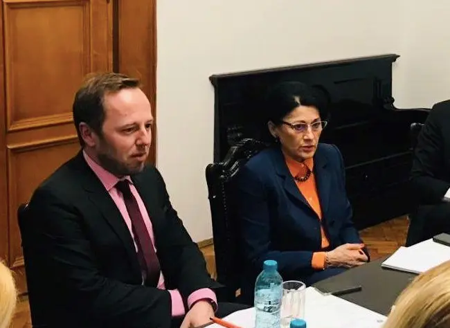 Radu Szekely, fost șef de cabinet al Ecaterinei Andronescu, împreună cu aceasta/FOTO: Facebook