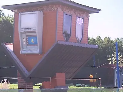 VIDEO De ce s-au construit în Gorj case cu susul în jos. Acestea fac furori - Foto: captură video digi24.ro