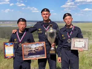 Caporal rus, fost camion mondial la simularea unui război cu tancuri. A pierit, pe front, în Ucraina (foto dreapta)/ SUN