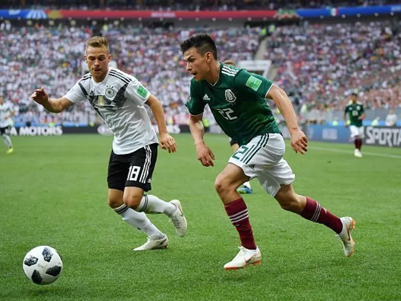 Hirving Lozano depășindu-l pe germanul Joshua Kimmich