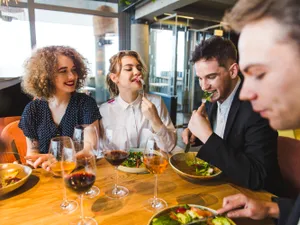 O femeie a avut parte de o surpriză de ziua sa, la restaurant. „Cadoul” pe care l-a găsit în mâncare - Foto: Freepik