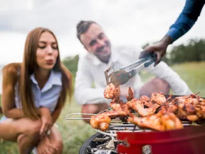 Faci grătar? Cum spun medicii că trebuie făcuți micii și carnea pentru a nu risca boli grave - Foto: Freepik (Imagine cu rol ilustrativ)