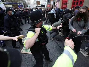 Mii de demonstranţi s-au adunat în centrul oraşului, ignorând restricţiile legate de pandemia de COVID-19. / Foto: bbc.com