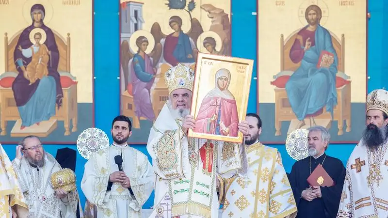 Patriarhul Bisericii Ortodoxe Române, Daniel, a elogiat, la ceremonia de proclamare a Sfintei Cuvioase Teofana Basarab, desfăşurată la Altarul de vară al Catedralei Patriarhale, evlavia acestei femei sfinte Foto: Basilica.ro