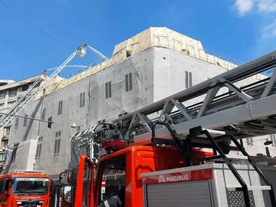 O clădire aflată în reabilitare pe Calea Victoriei din Capitală a luat foc. / Foto: ISU BIf