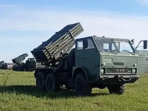 Lansatoare multiple de rachete românești MLRS APR-40 montate pe camioane DAC - Foto: captură video