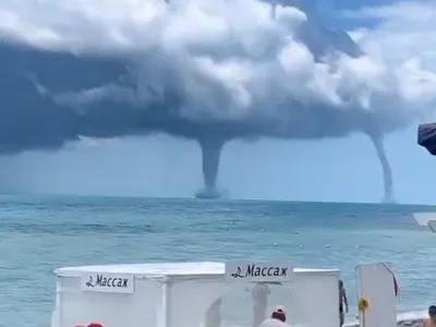 Trombe marine uriașe, cu aspect de tornadă, filmate în largul Mării Negre. / Foto: captură video